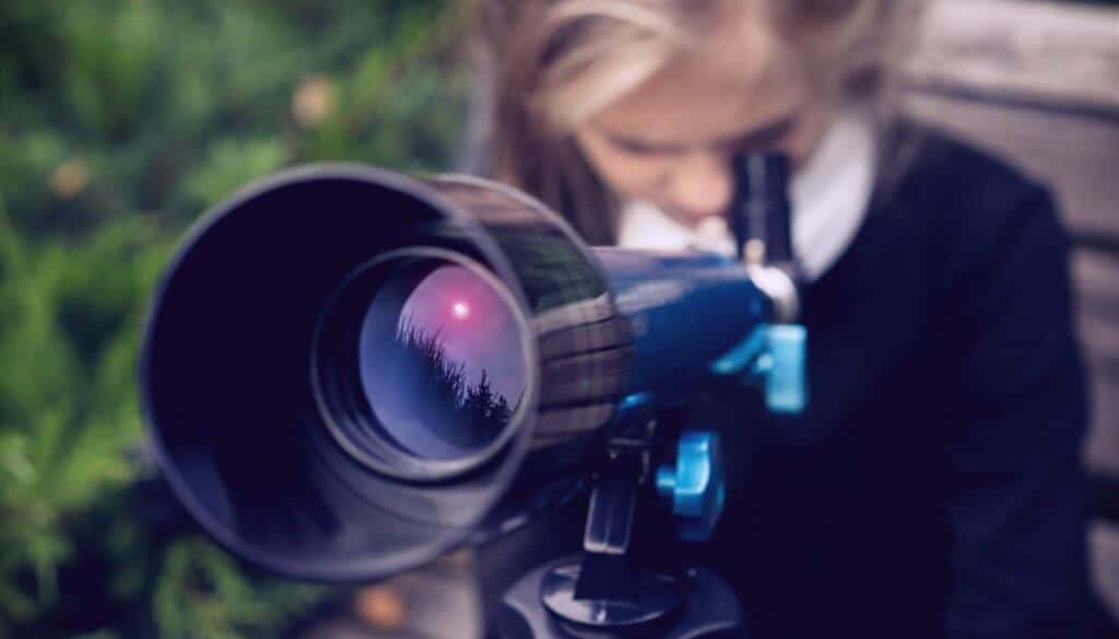 A kid's telescope reflecting the sky